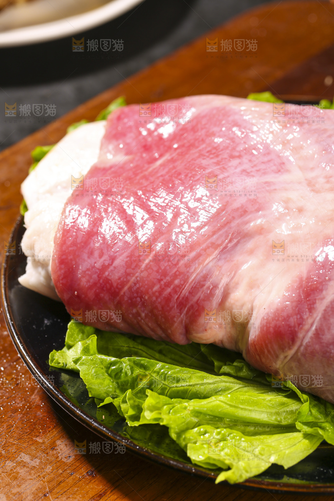 深底上的新鲜羊肉