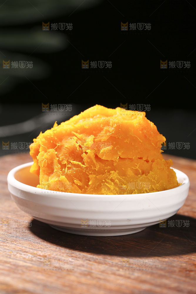 深底上的银栗南瓜