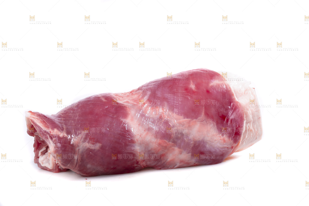 白底上的新鲜羊肉