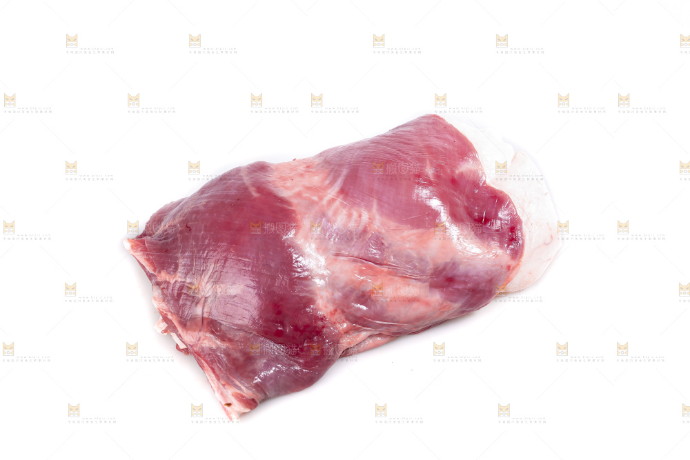 白底上的新鲜羊肉