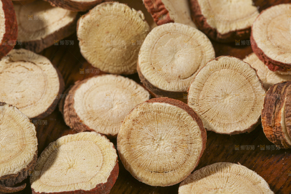 木底上的甘草片