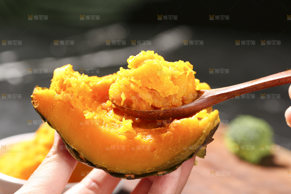 深底上的银栗南瓜