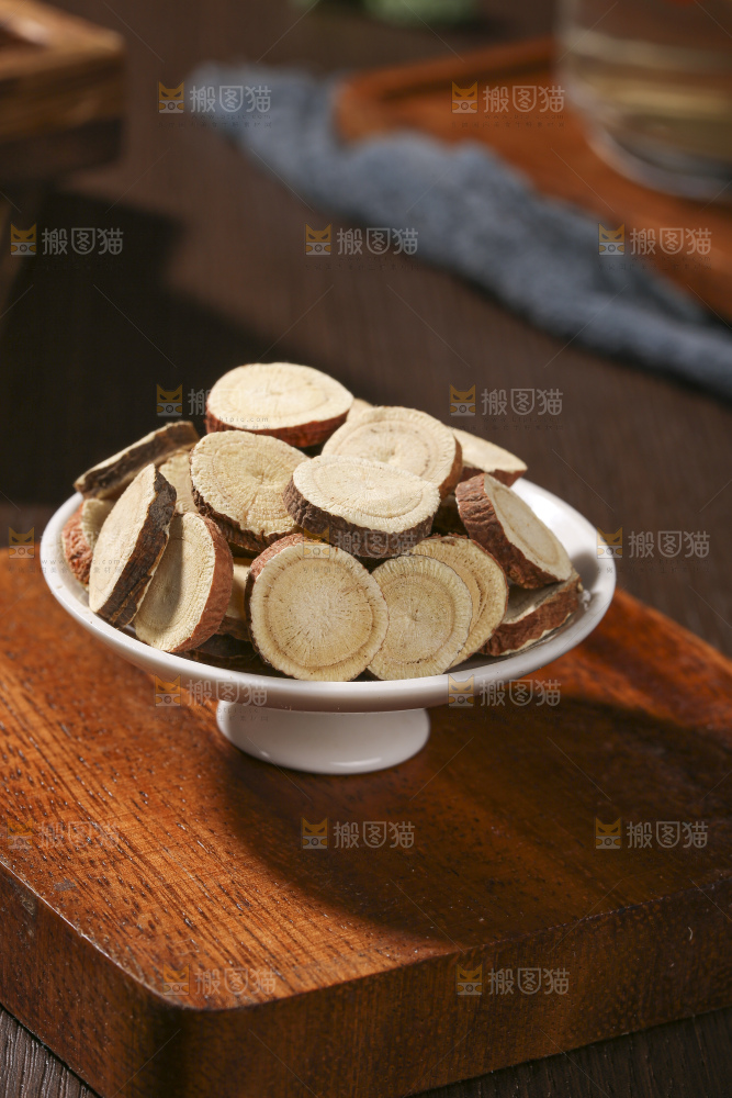木底上的甘草片