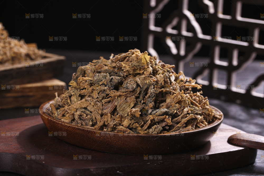 木底上堆放着梅干菜