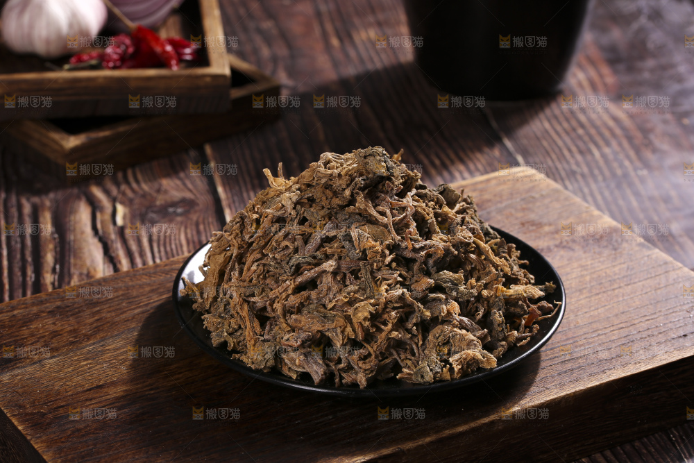 木底上堆放着梅干菜
