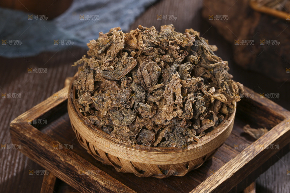 木底上堆放着梅干菜