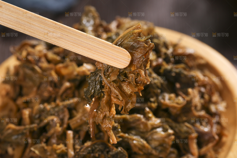 木底上堆放着梅干菜