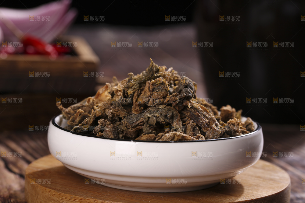 木底上堆放着梅干菜