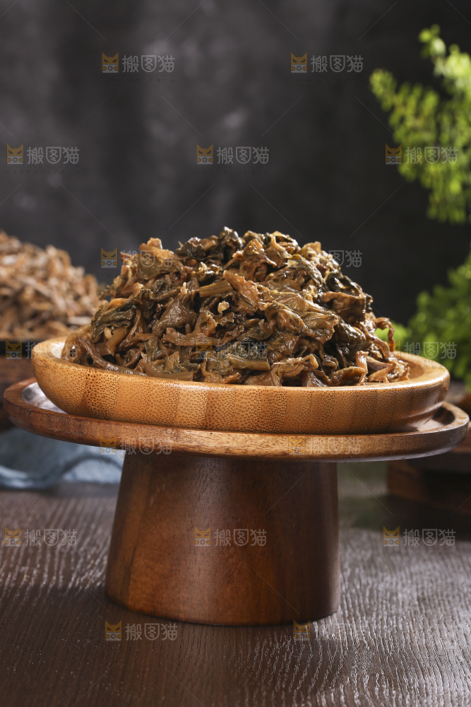 木底上堆放着梅干菜