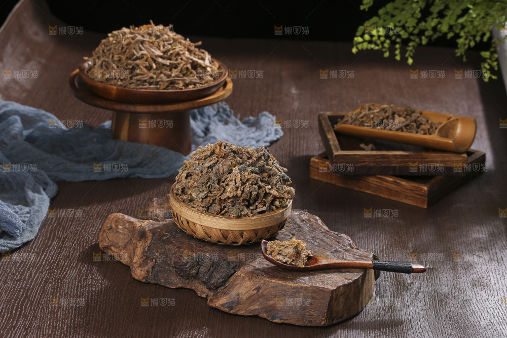 木底上堆放着梅干菜