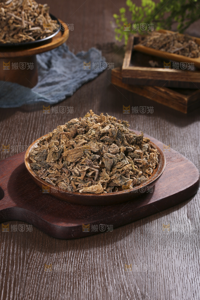 木底上堆放着梅干菜