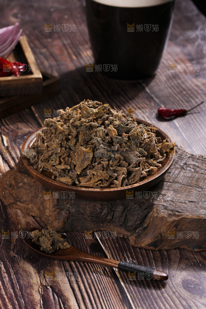 木底上堆放着梅干菜