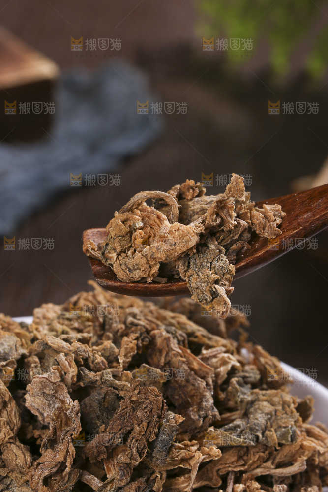 木底上堆放着梅干菜