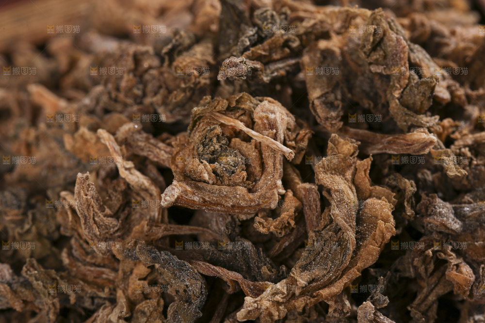 木底上堆放着梅干菜