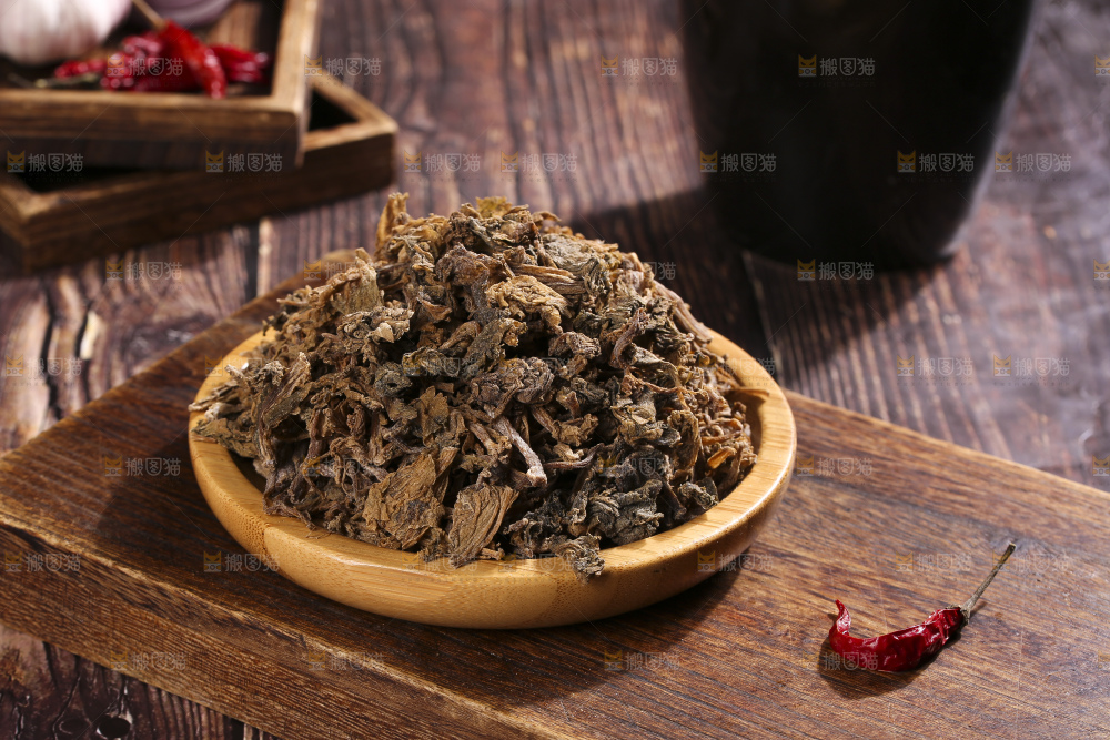 木底上堆放着梅干菜