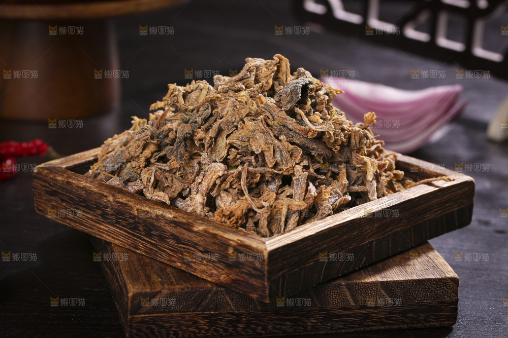 木底上堆放着梅干菜
