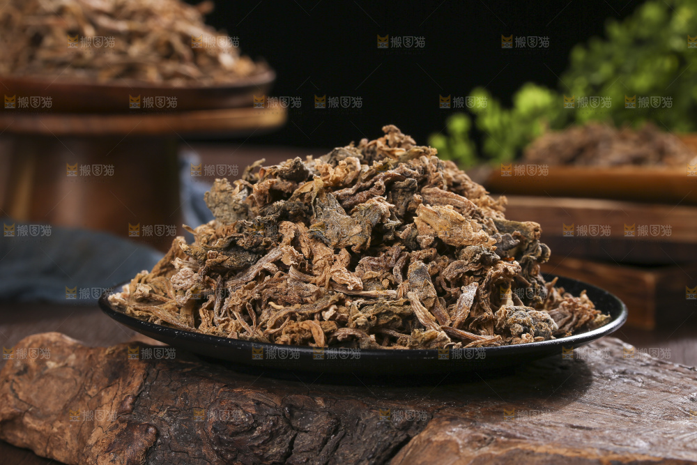 木底上堆放着梅干菜