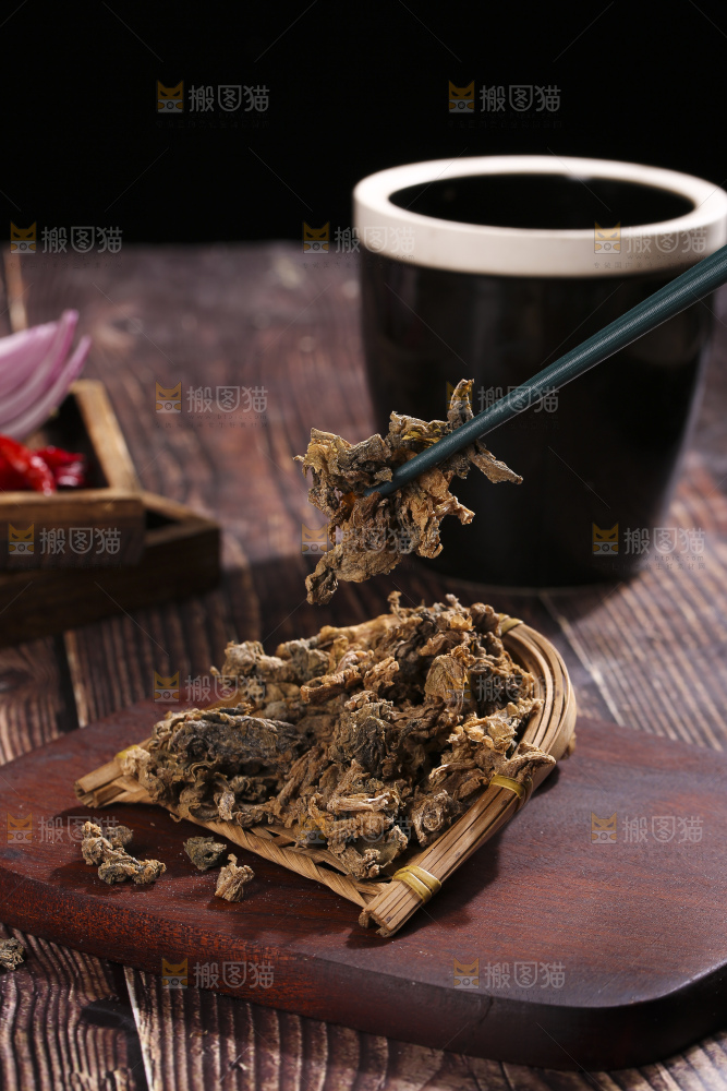 木底上堆放着梅干菜