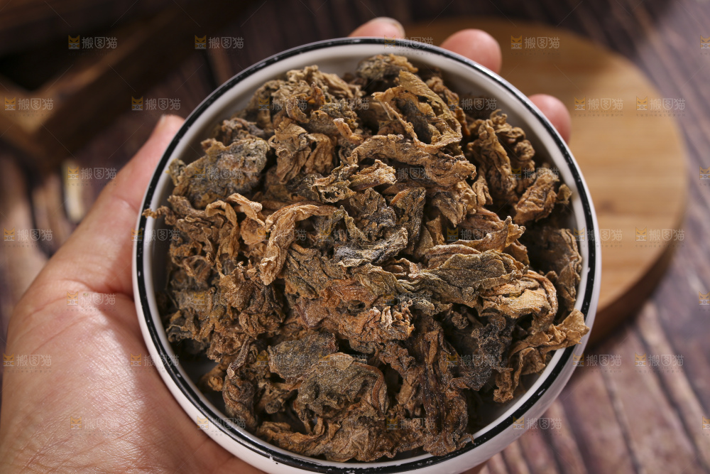 木底上堆放着梅干菜