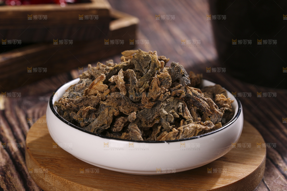 木底上堆放着梅干菜