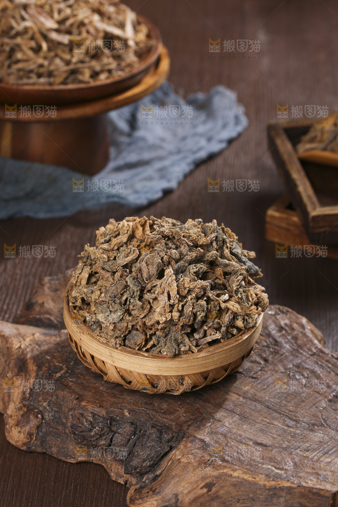 木底上堆放着梅干菜