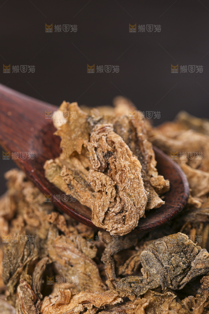 木底上堆放着梅干菜