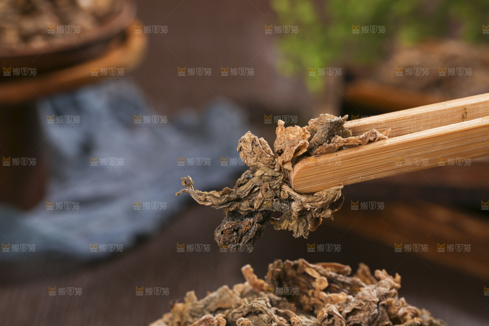 木底上堆放着梅干菜