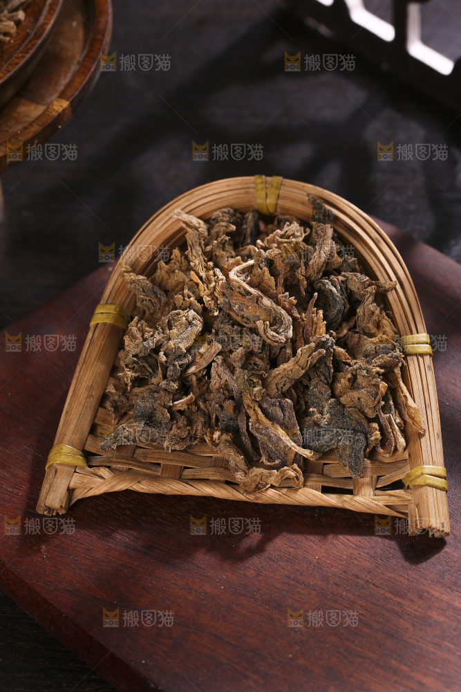 木底上堆放着梅干菜