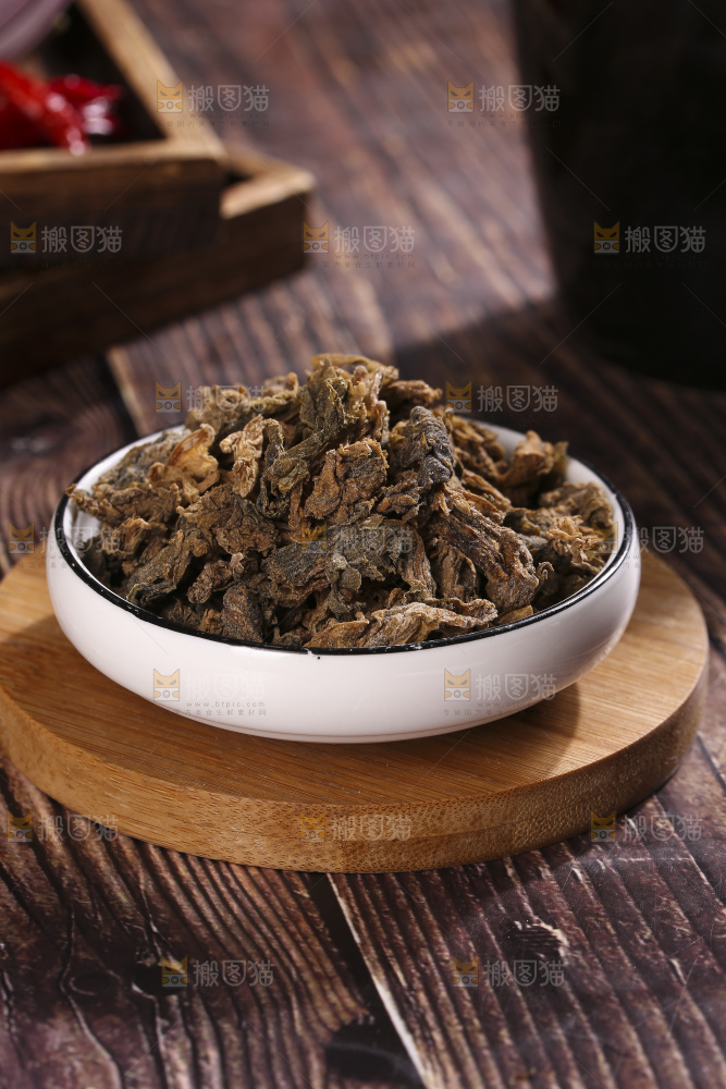 木底上堆放着梅干菜