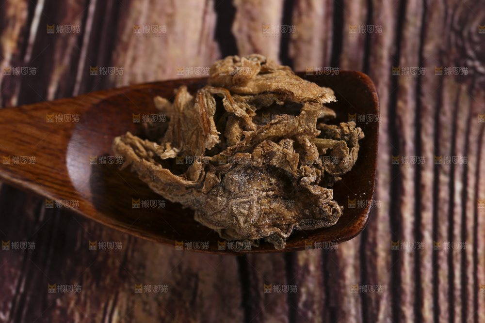 木底上堆放着梅干菜