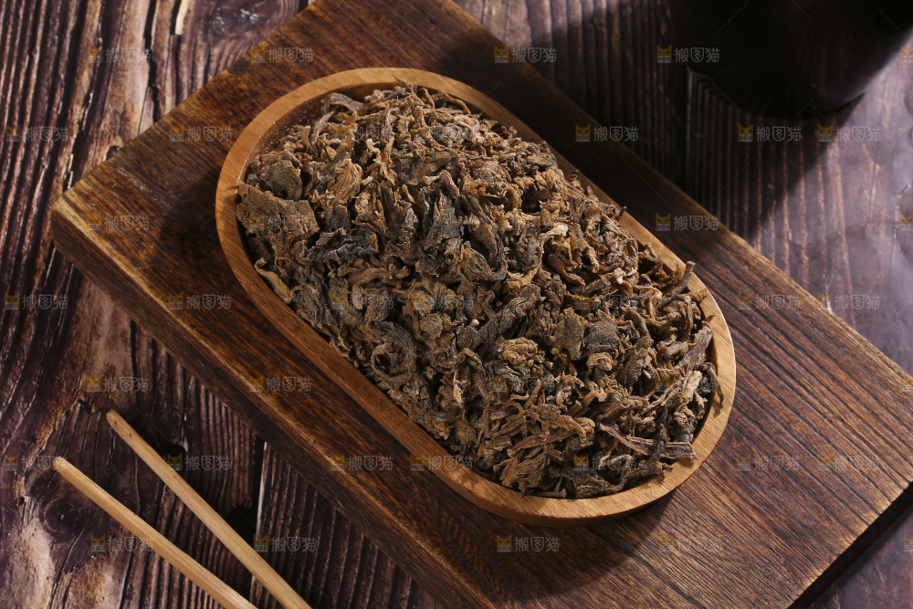 木底上堆放着梅干菜