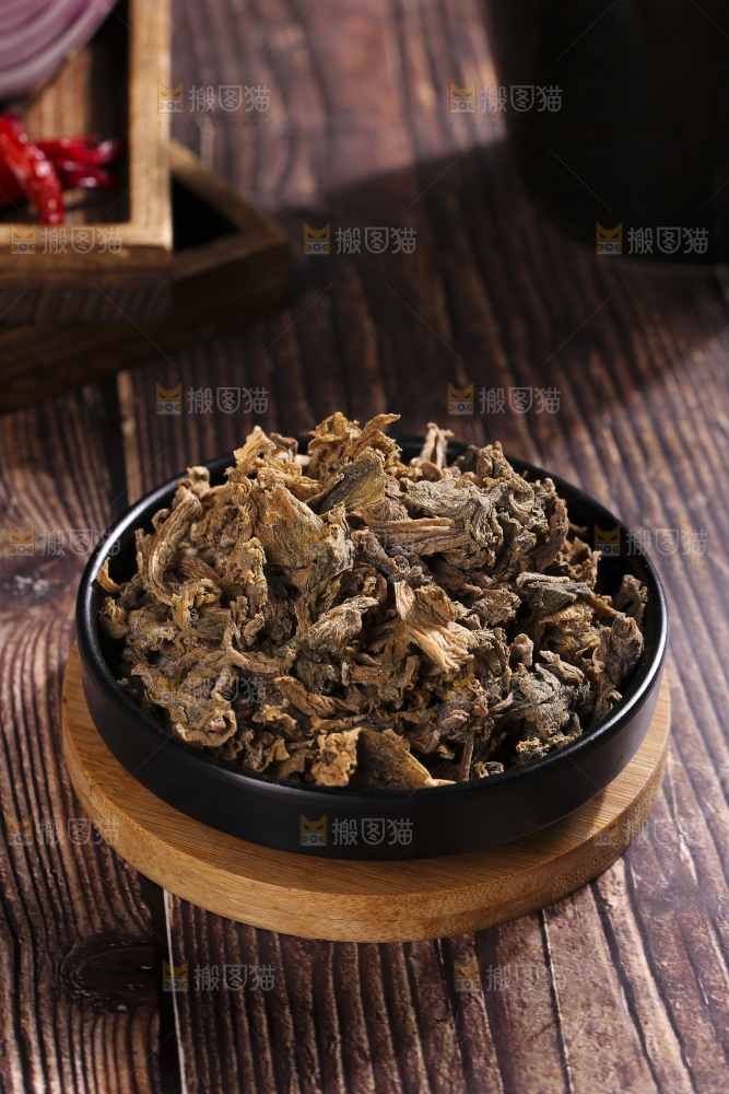 木底上堆放着梅干菜
