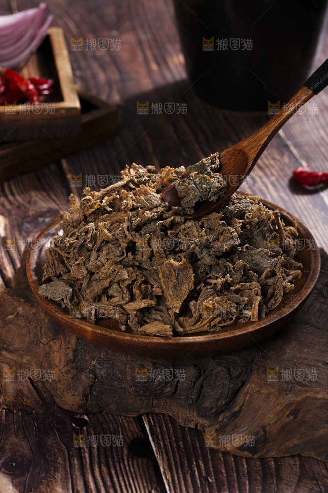 木底上堆放着梅干菜