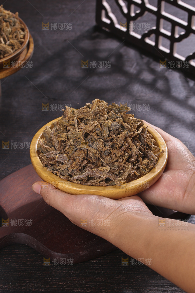木底上堆放着梅干菜