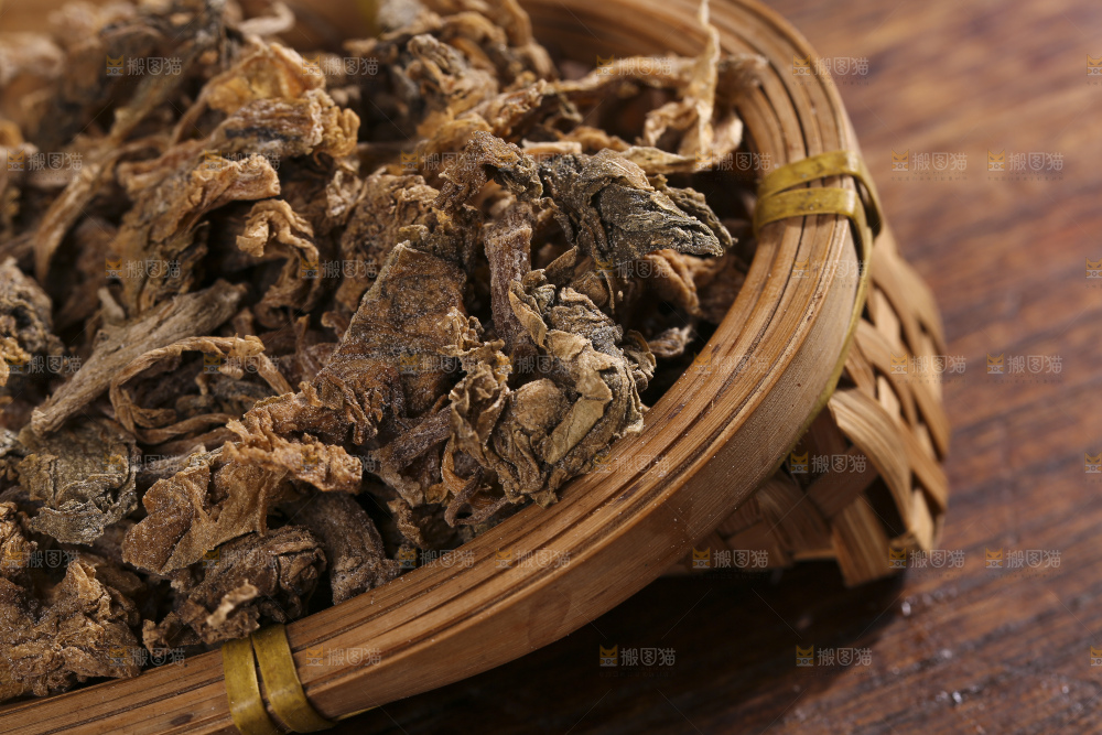 木底上堆放着梅干菜