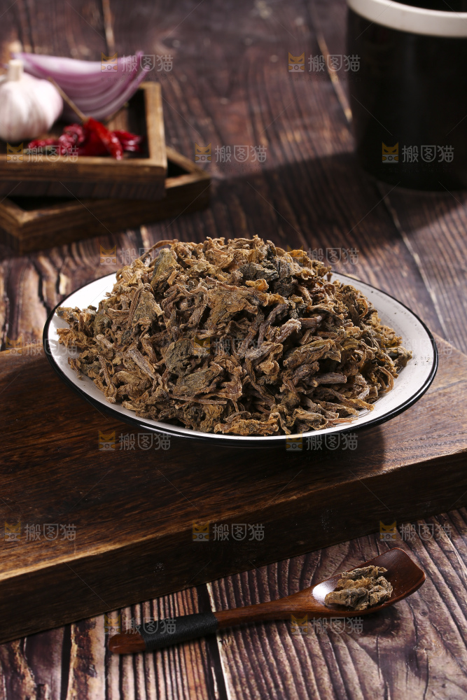 木底上堆放着梅干菜