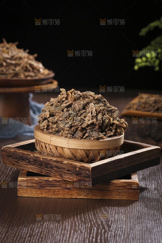 木底上堆放着梅干菜