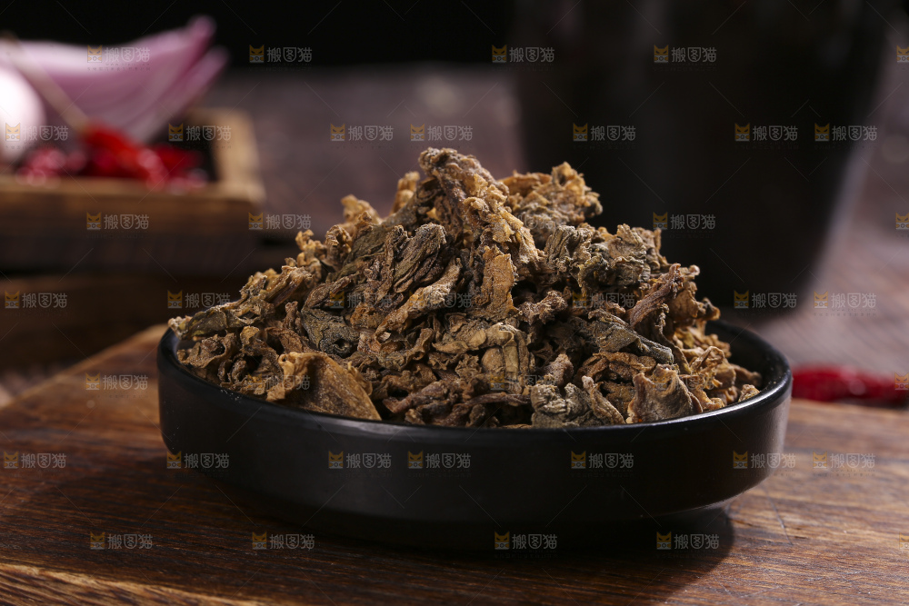 木底上堆放着梅干菜