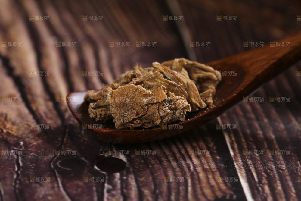 木底上堆放着梅干菜
