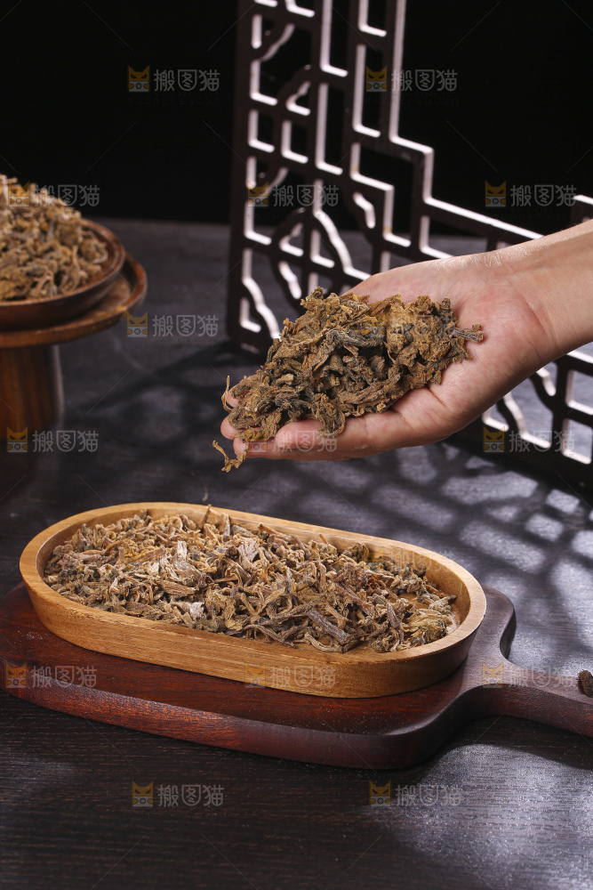 木底上堆放着梅干菜