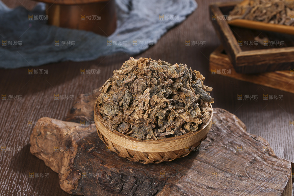 木底上堆放着梅干菜