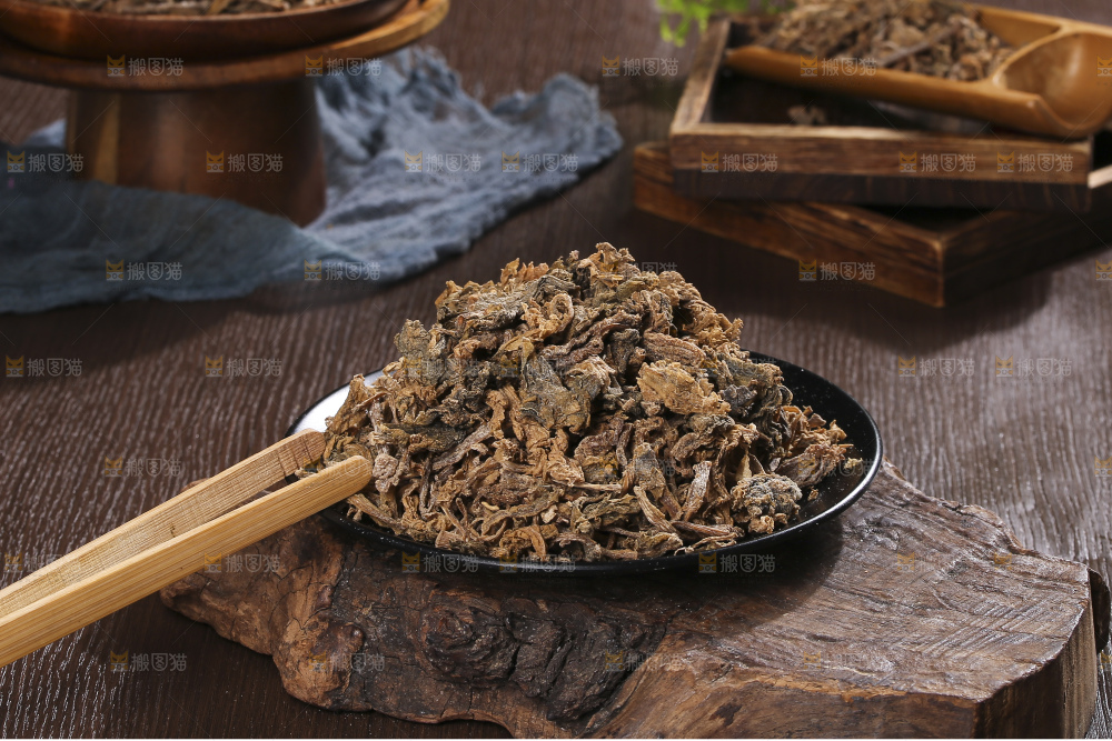 木底上堆放着梅干菜