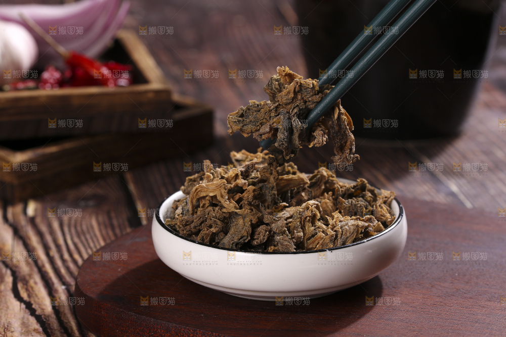 木底上堆放着梅干菜