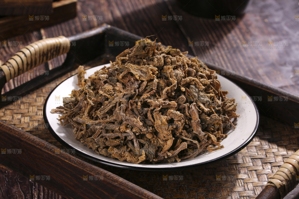 木底上堆放着梅干菜