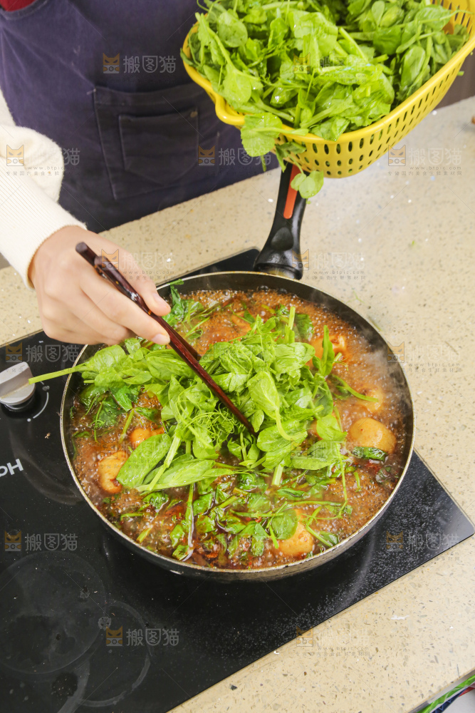 锅里的煮豌豆尖