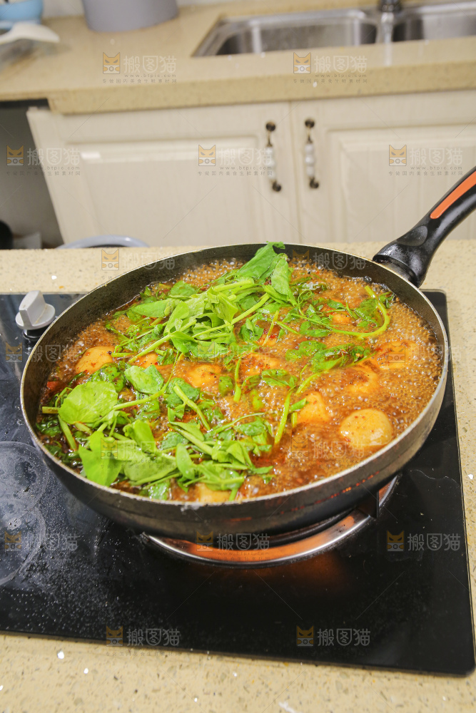 锅里的煮豌豆尖