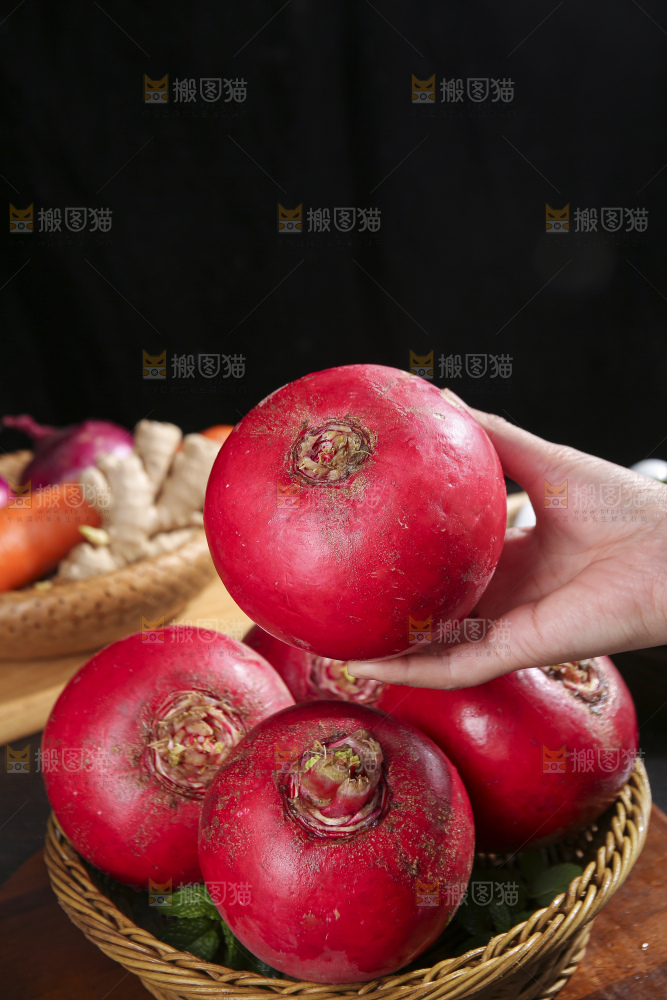深底上的红萝卜
