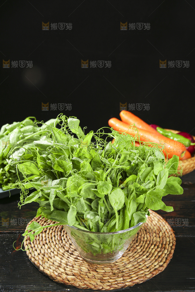 深底上的豌豆苗
