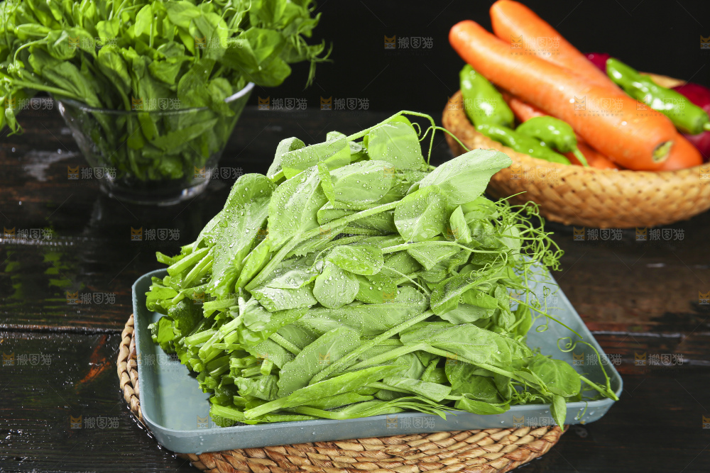 深底上的豌豆苗