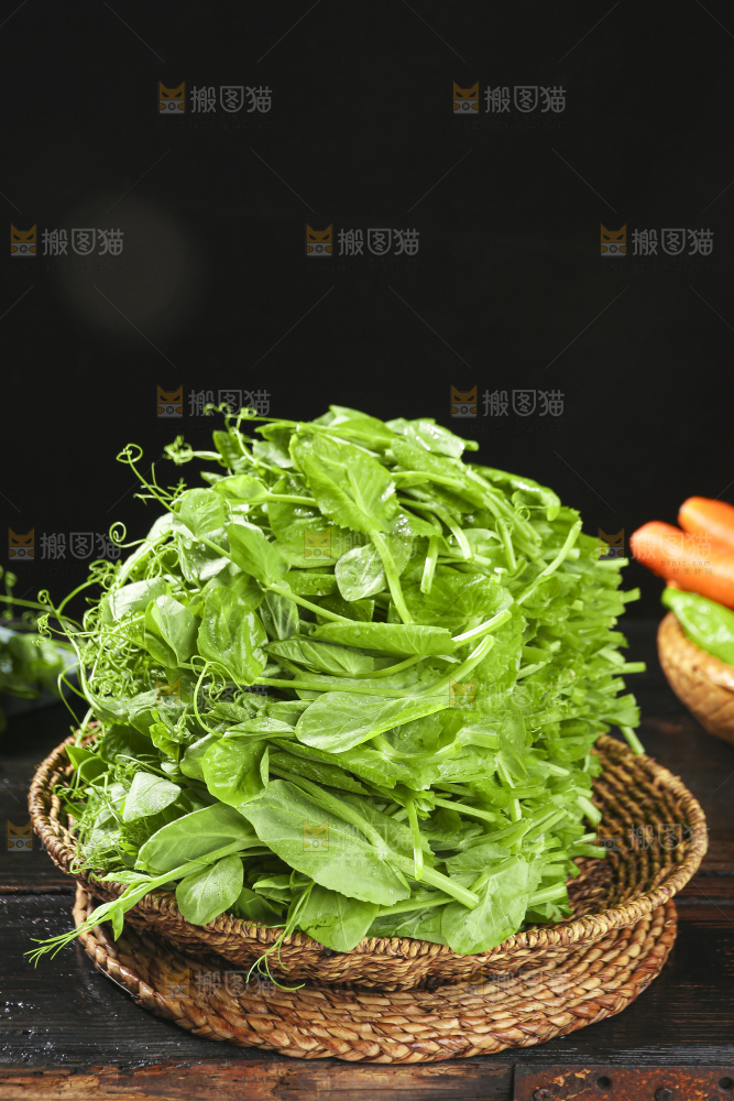 深底上的豌豆苗